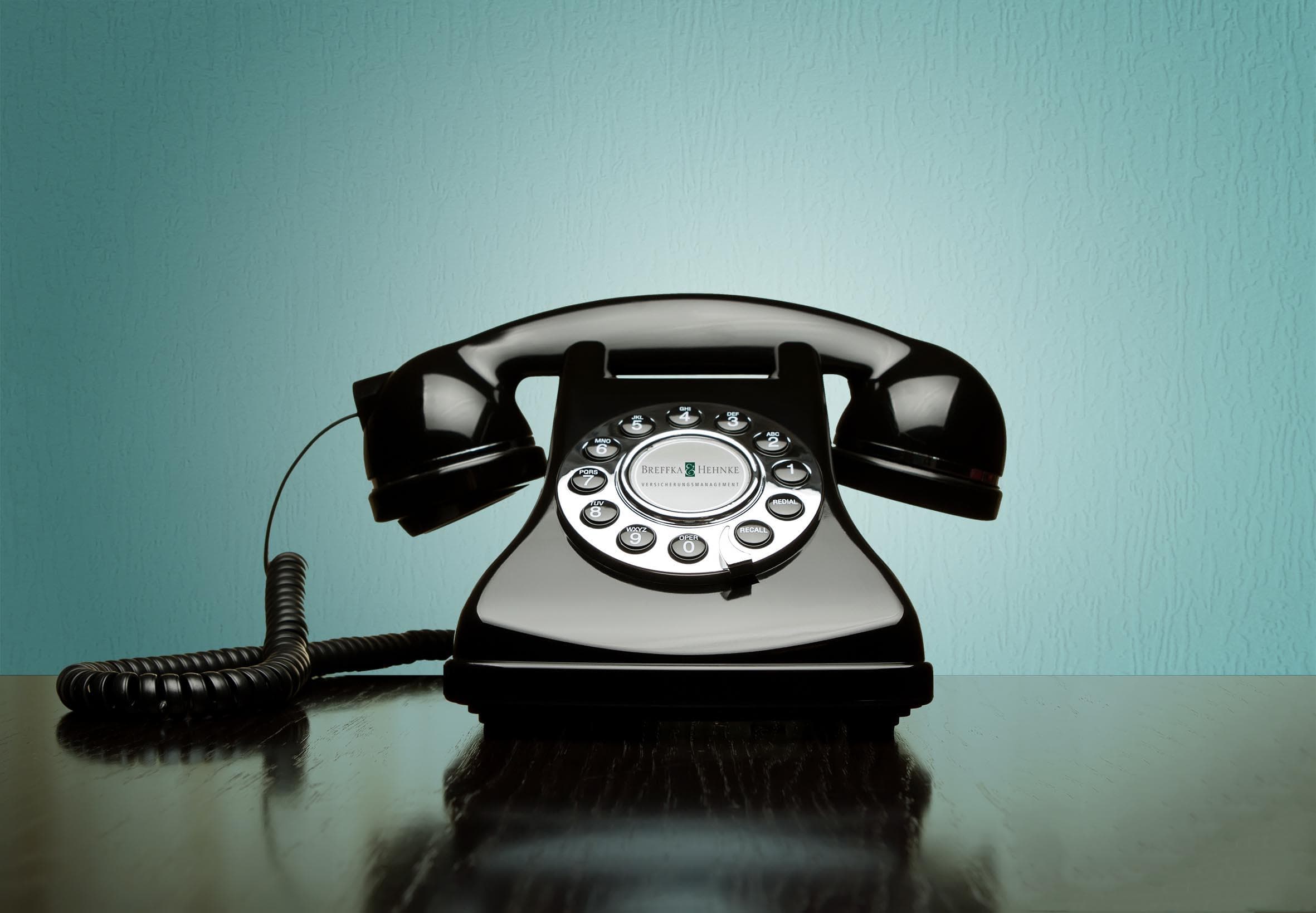 schwarzes Telefon auf Konferenztisch.