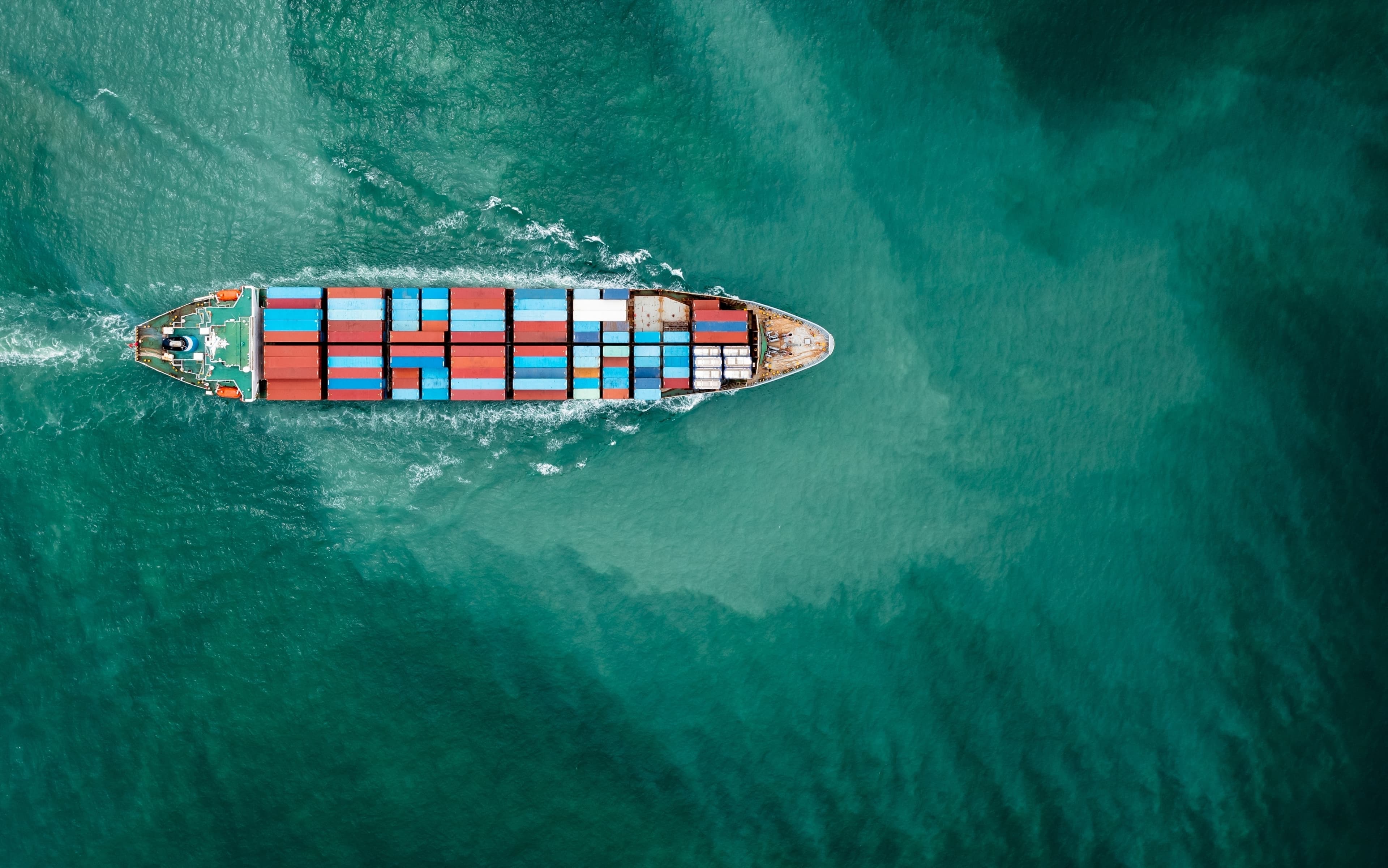 Containerschiff von oben auf Ozean.
