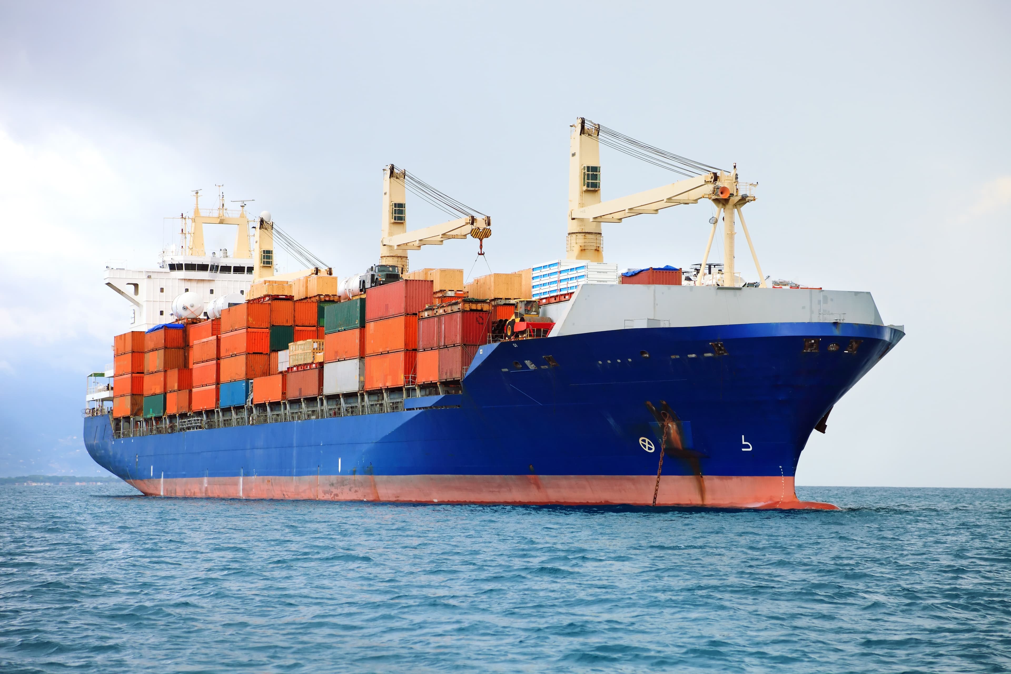 Großes Containerschiff im Meer.