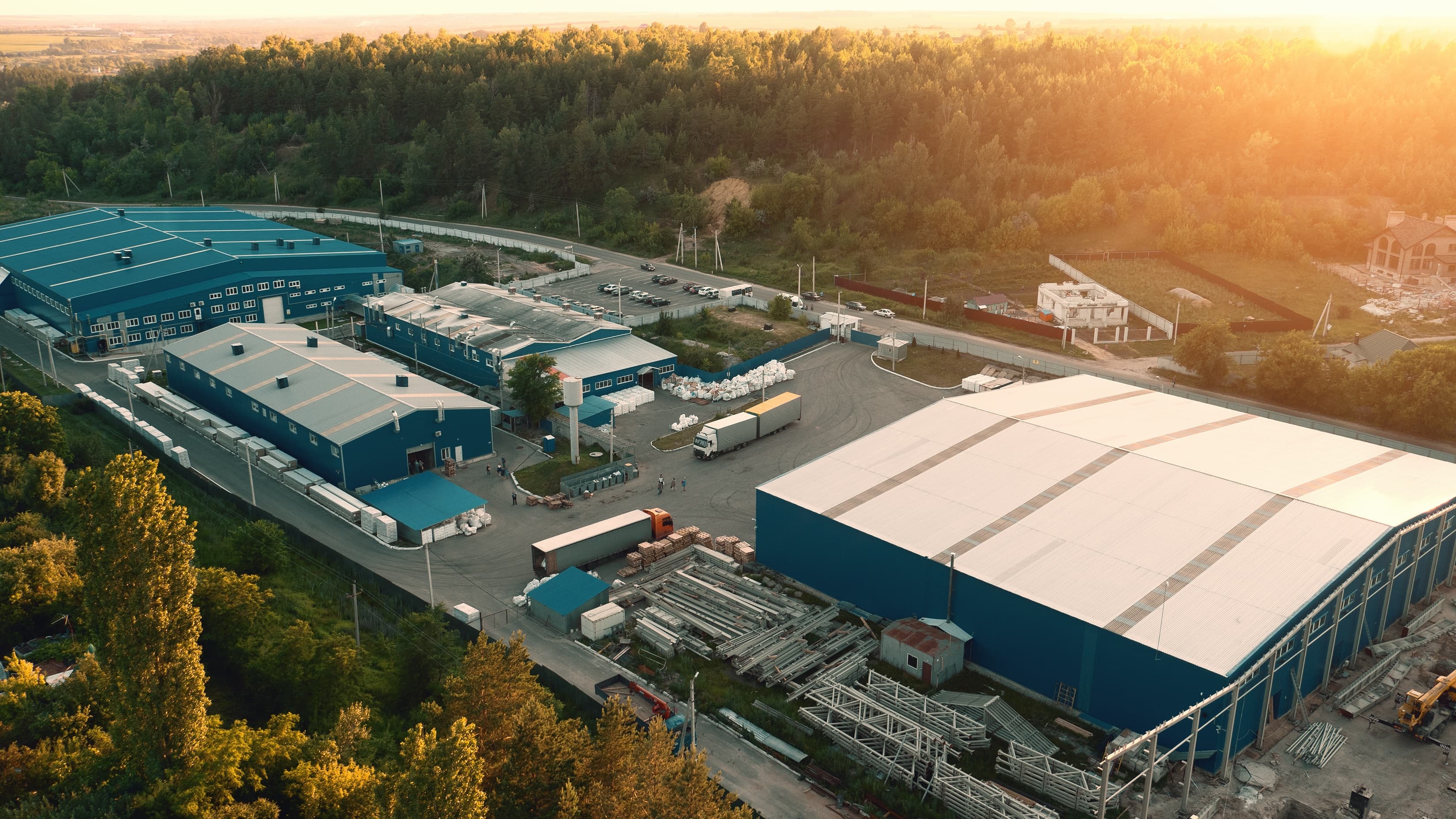 Lagerhallenkomplex von oben. Drumherum Wald.