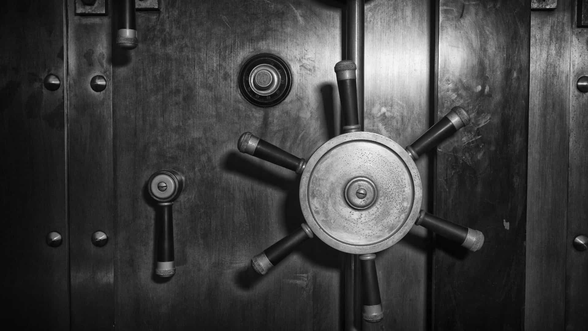 Tresor mit verschlossener Tür.