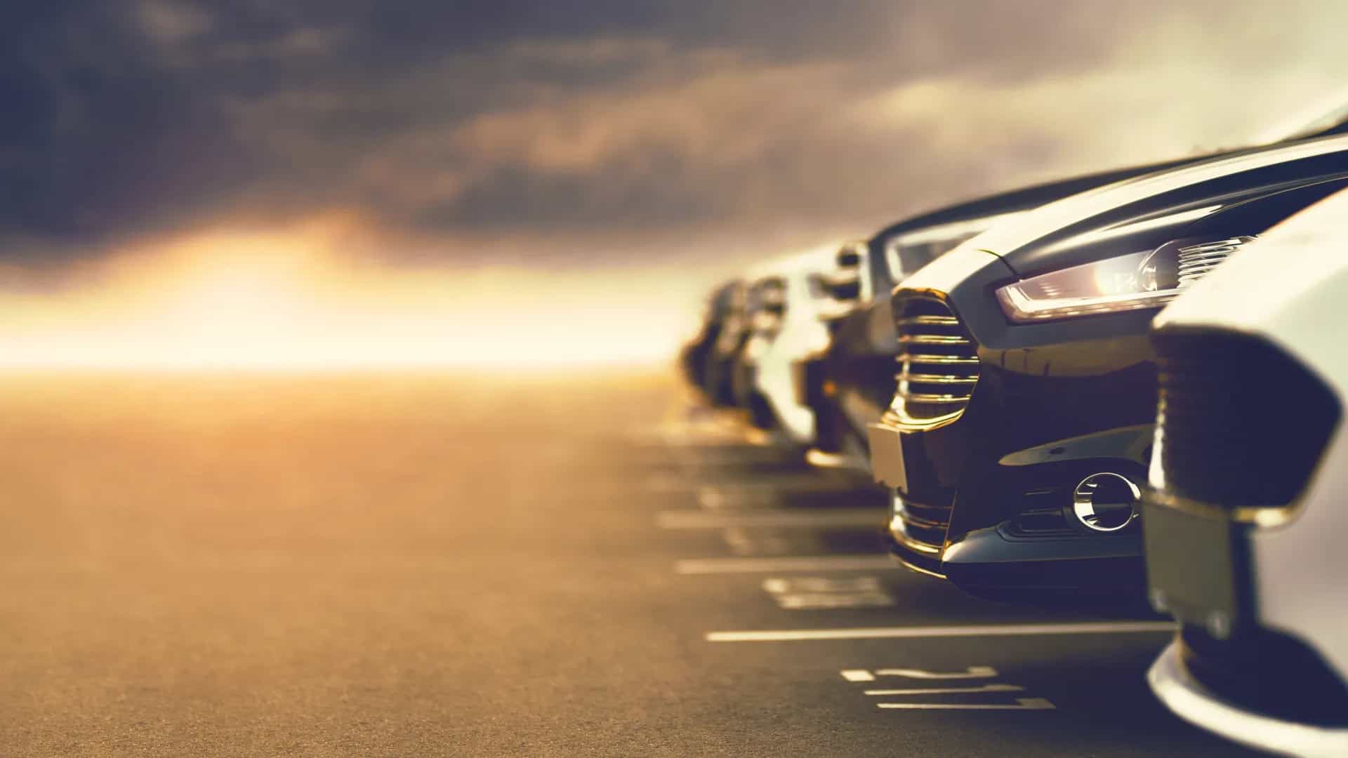 Motorhauben von parkenden Autos in Parkhaus.