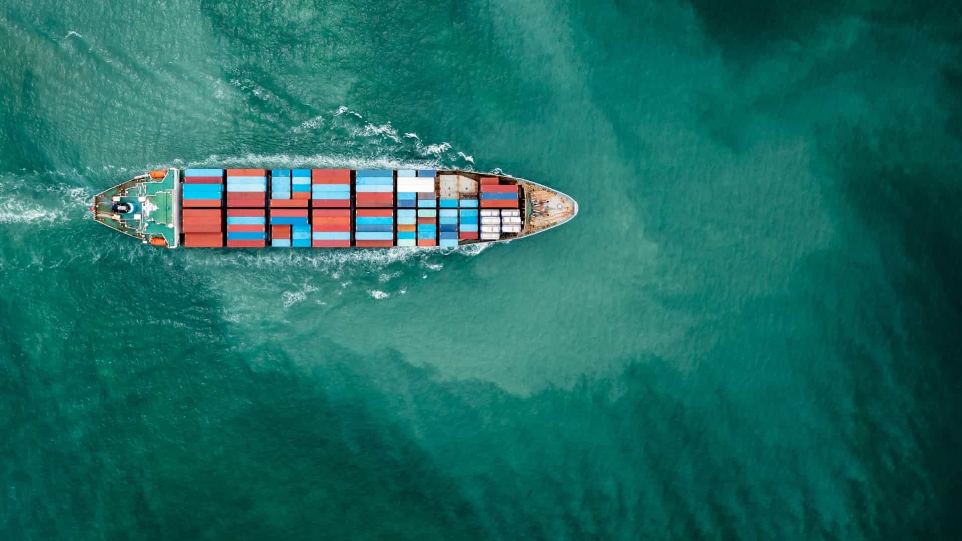 Containerschiff von oben auf Ozean.